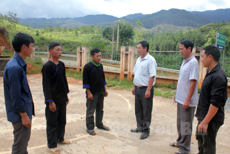 Lãnh đạo xã Púng Luông trao đổi với nhân dân về kế hoạch làm đường giao thông nông thôn.
